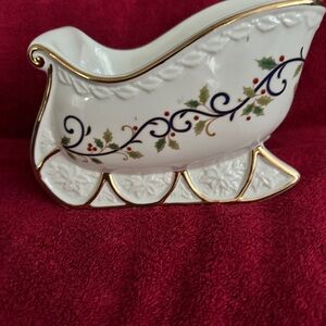 Mikasa Centerpiece Ribbon Holly Porcelain Holiday Sleigh 8x5.5 Box & Poinsettia